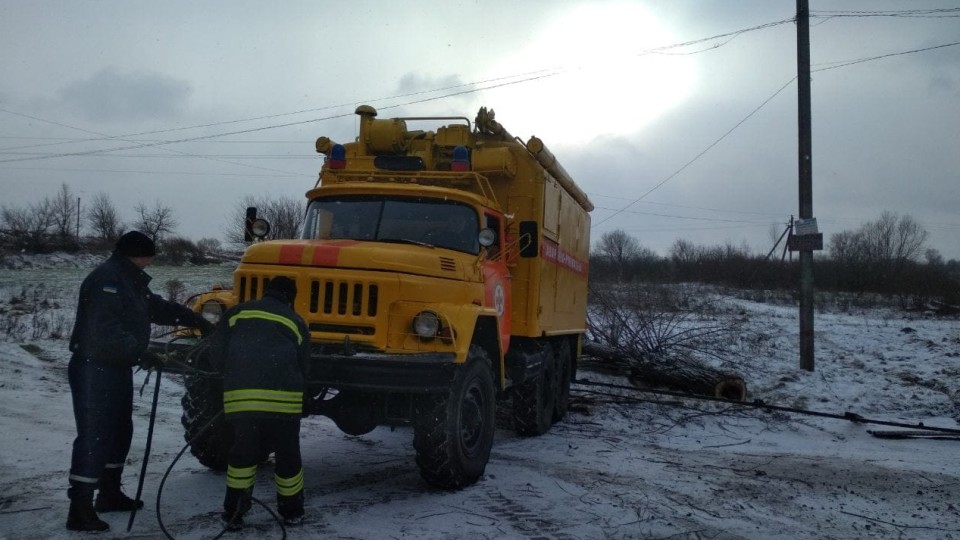 В селі під Луцьком рятувальники витягали «швидку»