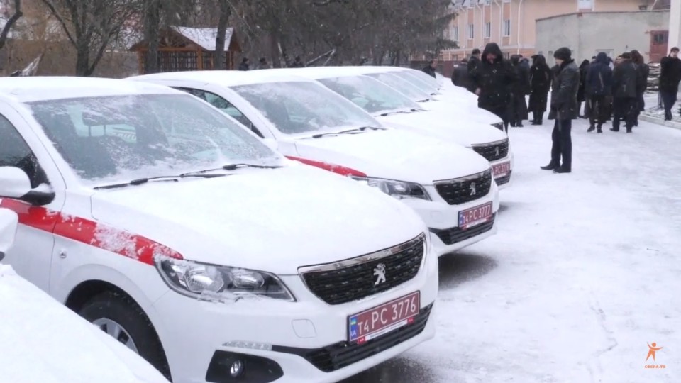Як волинським медикам вручали ключі від нових автомобілів. ВІДЕО