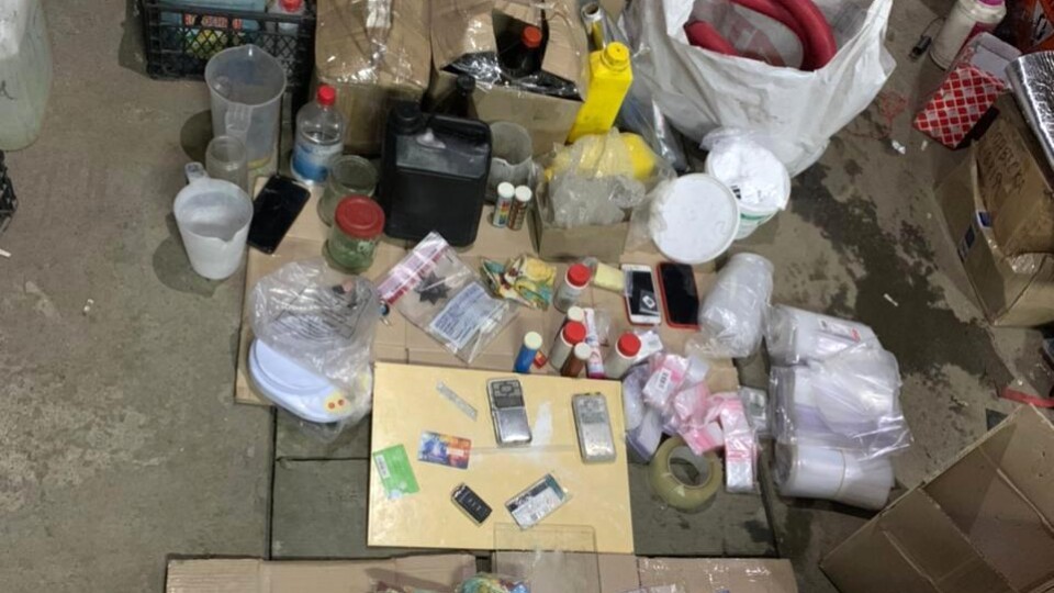 У Луцьку поліція затримала групу наркоділків. Вони виготовляли та продавали амфетамін