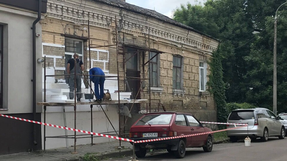 Цегляний будинок у Старому Луцьку обкладають пінопластом