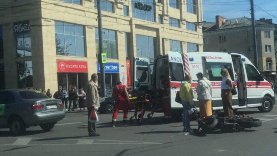 У центрі Луцька водій таксі зіткнувся з мотоциклістом