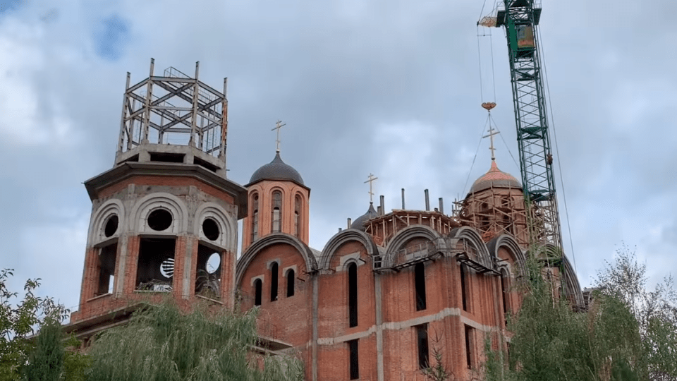 На луцькому соборі-довгобуді урочисто встановили третій купол