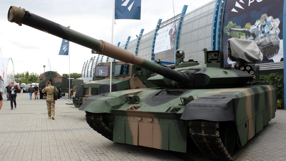 Українська армія отримала нову партію танків та бронетранспортерів