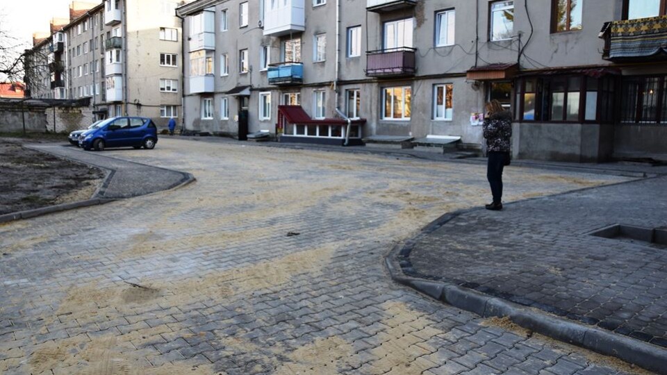 Парковка, заїзди, тротуари. У центрі Луцька капітально ремонтують двори