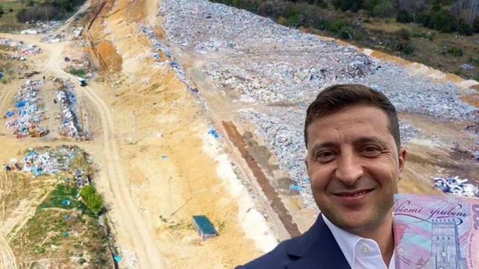 Зеленський «заселфився» біля сміттєзвалища у Брищі і калюж на аеродромі. Що не показали президентові