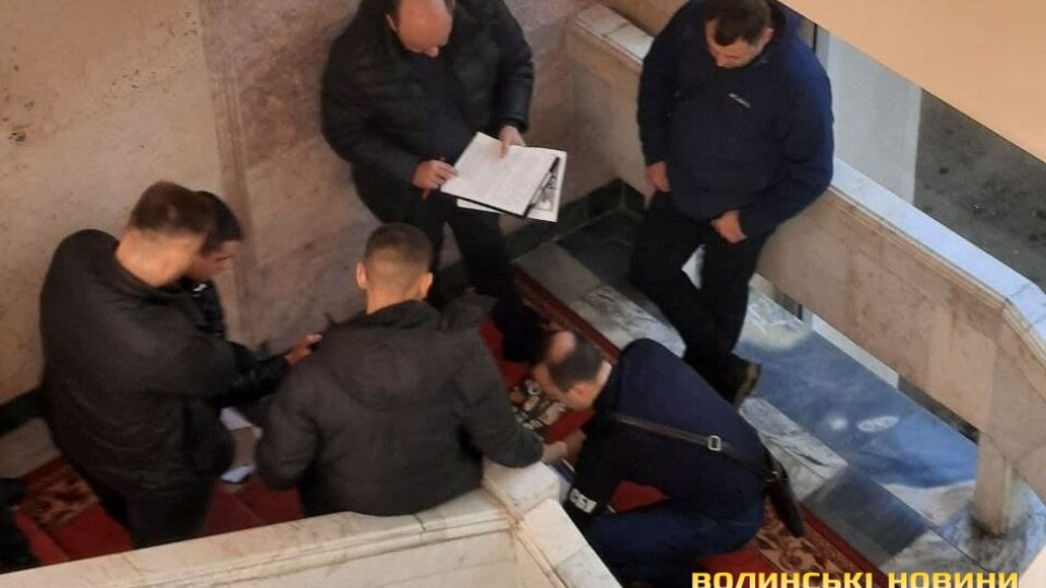 Хабар у туалеті? У Волинській ОДА затримали посадовця з Луганщини