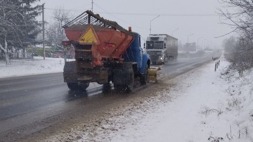 На дорогах Волині працює снігоочисна техніка. Де найбільше засніжило