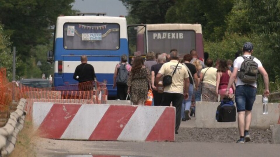 На трасі Луцьк-Львів замість обваленого мосту починають будувати тимчасовий
