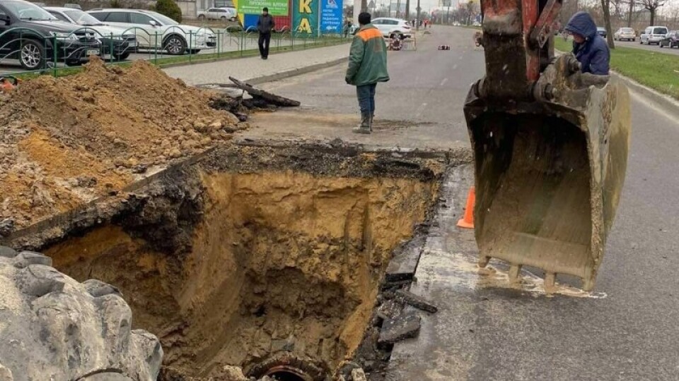 У Луцьку – аварія на каналізаційному колекторі. Перекрили рух на вулиці Карпенка-Карого