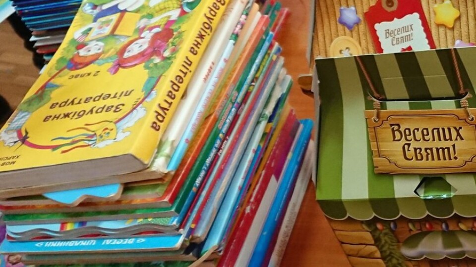 Книги та солодощі. Луцькі школярі відправили подарунки для однолітків зі сходу