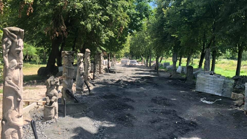 У Луцьку завершують облаштовувати алею скульптур Миколи Голованя