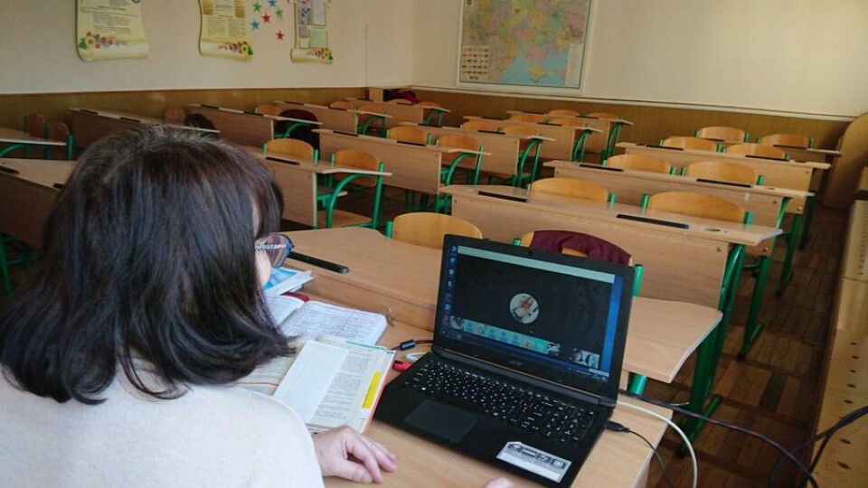 Учителі пояснюють, учні слухають і навіть отримують оцінки. Як у луцькій гімназії навчаються онлайн