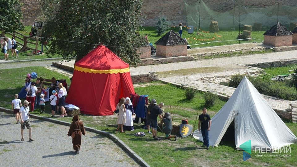 У Луцьку запрацювала фотозона «Середньовічна костюмерня». ФОТО