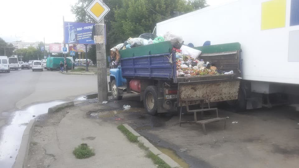У Луцьку знайшли ще одне джерело смороду - біля Варшавського ринку. ФОТО