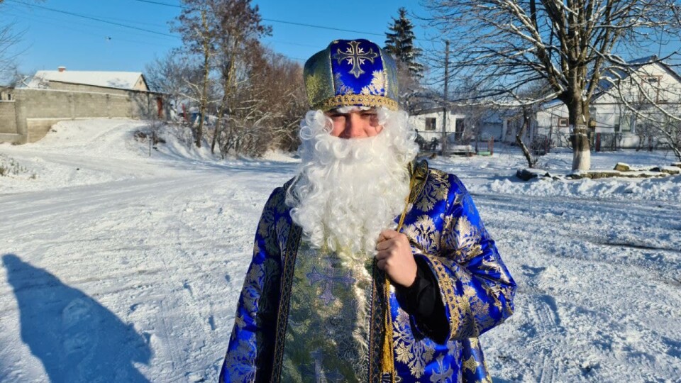 Волинський поліцейський носить подарунки дітям у віддалені села. Він перевдягнувся у Миколая