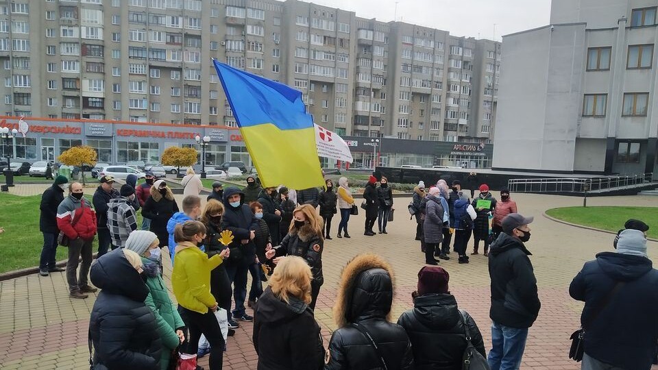 У Луцьку біля ОДА протестують підприємці. Вимагають скасувати «карантин вихідного дня»