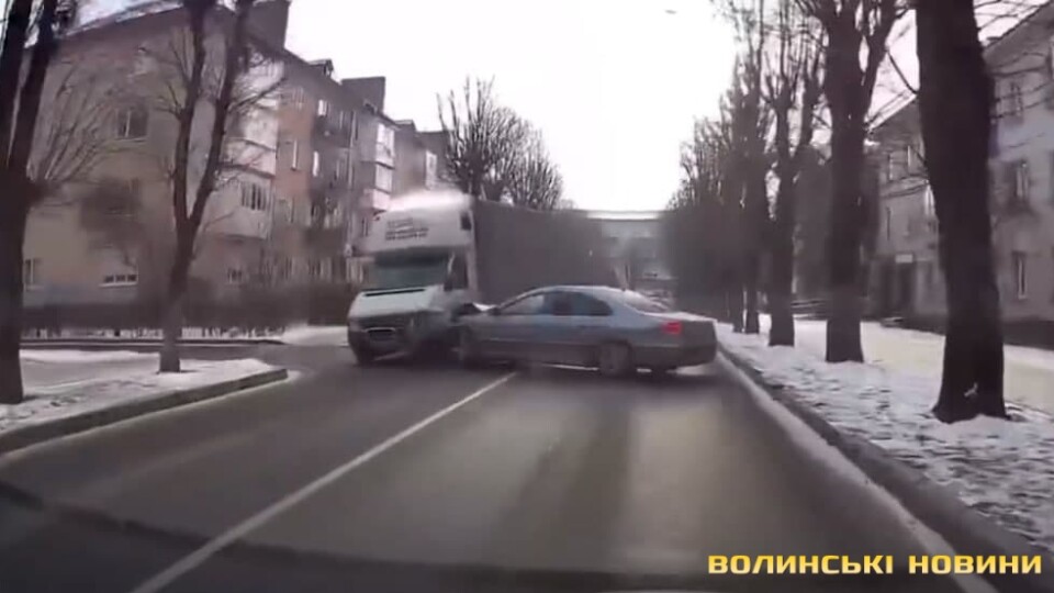 У Луцьку легковик врізався у вантажний бус. Показали момент аварії