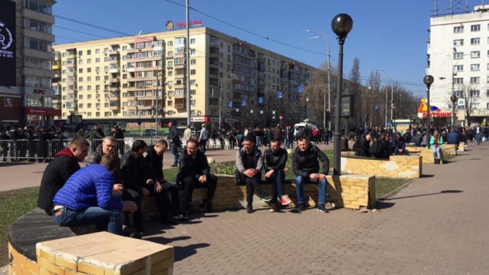 У Києві під ЦВК збираються невідомі. ФОТО