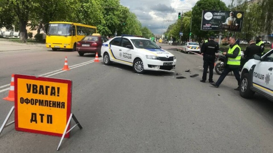 У Луцьку зіткнулися мотоцикліст та поліцейська автівка