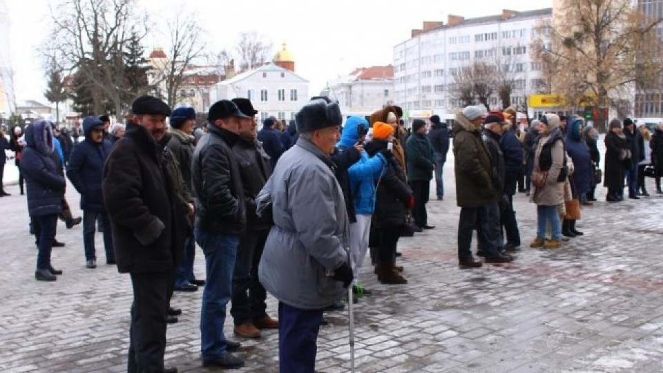 В центрі міста зібралися лучани на акцію за імпічмент Порошенка