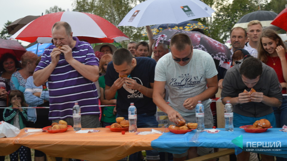 Як на Світязі на швидкість їли пончики. ФОТО