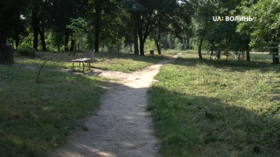 Косять, фарбують, латають: у парку імені 900-річчя Луцька кипить робота