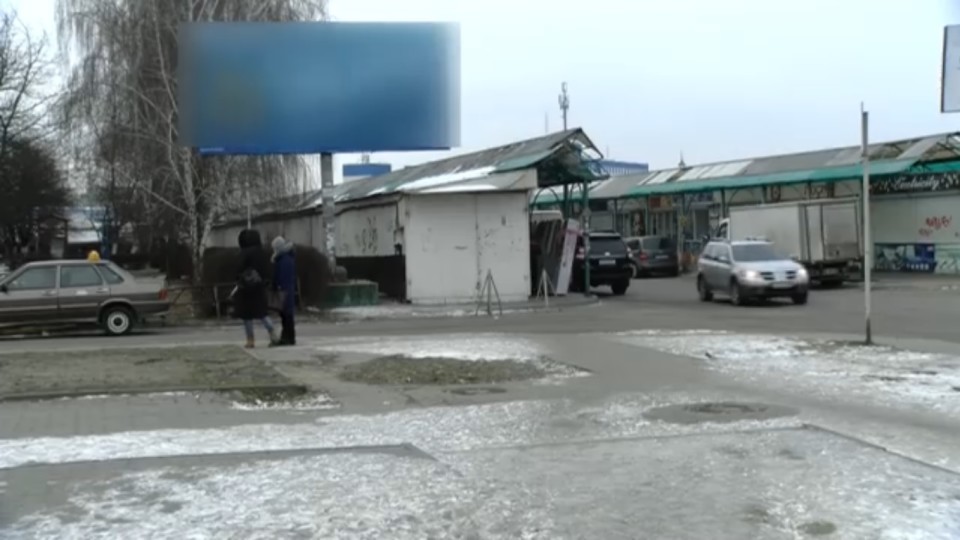 У Луцьку біля школи рекламують алкоголь. ВІДЕО