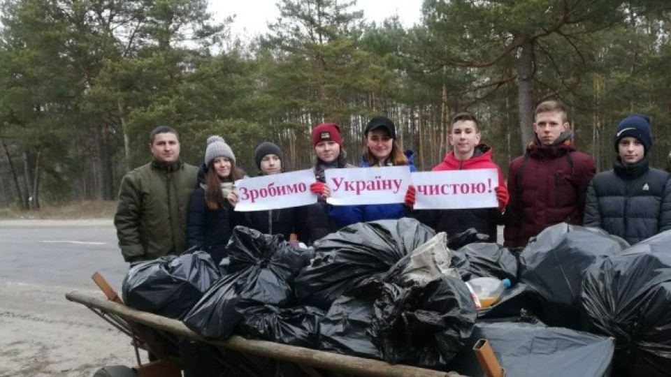 Не ділити сміття на своє і чуже: на Волині школярі взялися прибирати ліс. ФОТО