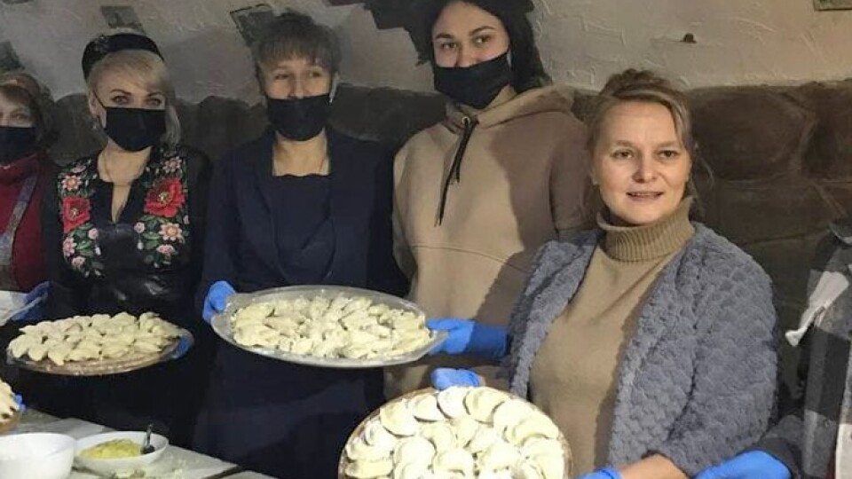 У Луцьку волонтери ліпили вареники бійцям на передову. Вийшло майже 100 кілограмів
