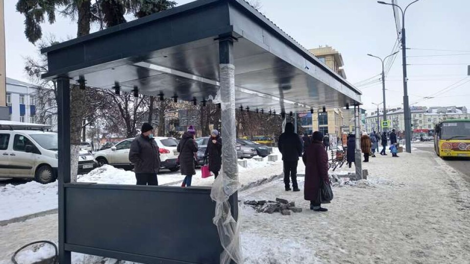 У центрі Луцька почали встановлювати ще одну «розумну» зупинку