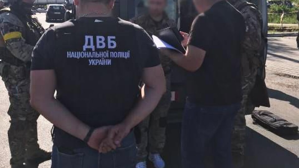 Посадили в машину і намагались вивезти. Затримали шахраїв, які вимагали неіснуючий борг у лучанина