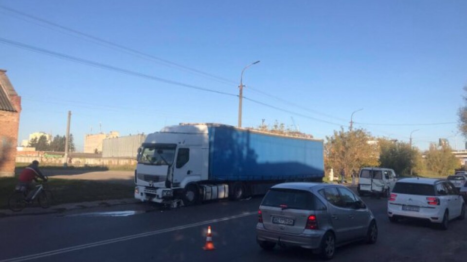 У Луцьку на Карпенка-Карого – ДТП. Рух вулицею суттєво ускладнений