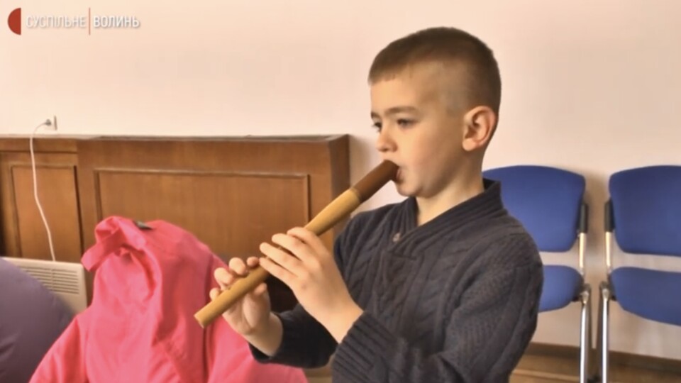 Шестирічний лучанин грає на сопілці для переселенців. ВІДЕО