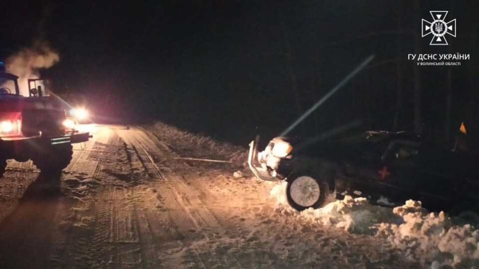 На Волині рятувальники витягували з кювету авто волонтерів, які везли допомогу військовим