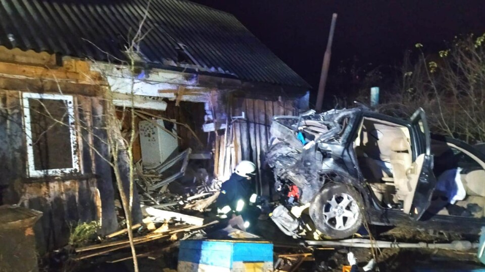 На Волині автомобіль влетів в житловий будинок: загинула людина. ФОТО