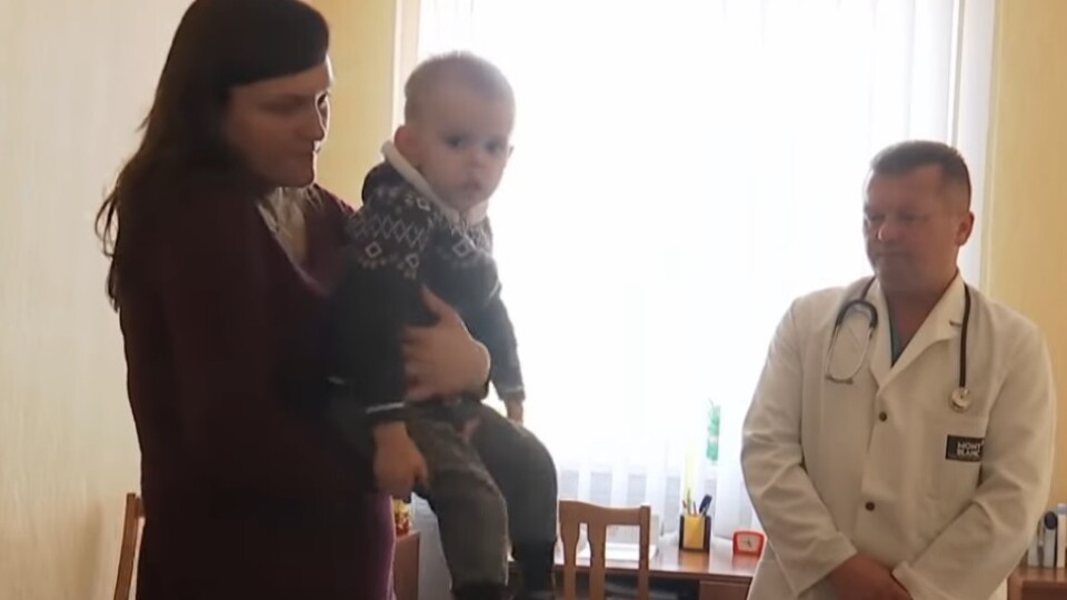 Найбільша мрія – щоб дитина знову стала на ноги. Який стан хлопчика, котрий захворів на поліомієліт