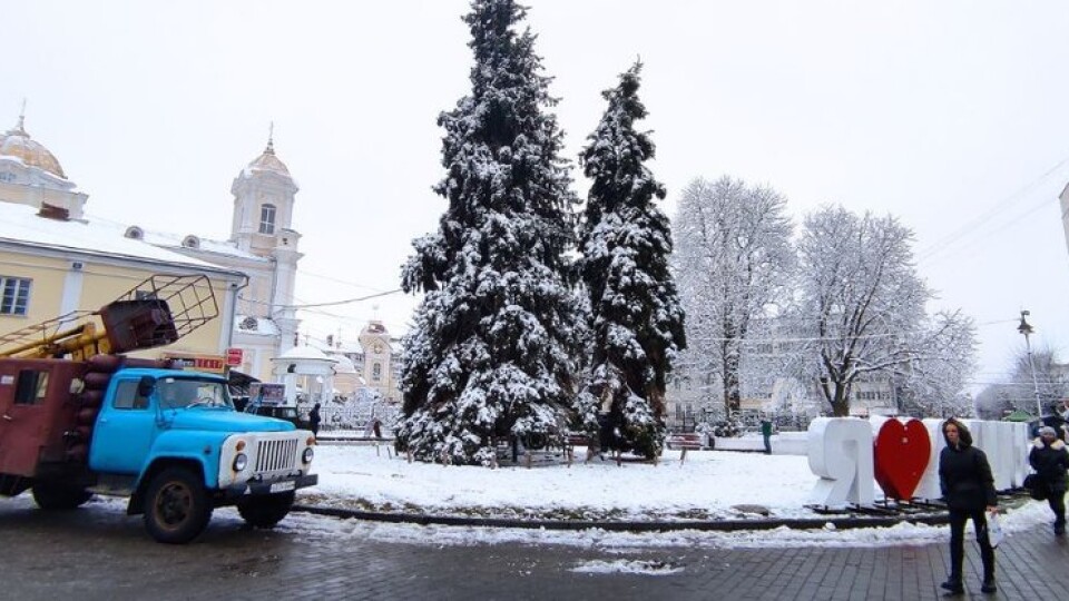 Луцьк почали прикрашати до Нового року. Скільки це коштує
