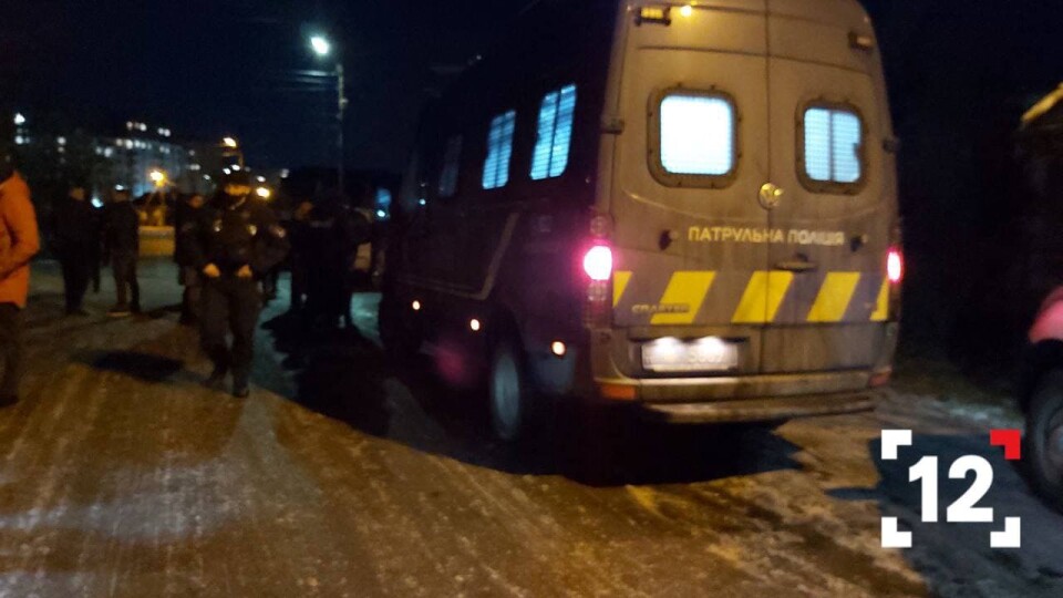 Вдарив дитину цеглиною і стріляв у повітря. У Луцьку чоловік напав на будинок ромів