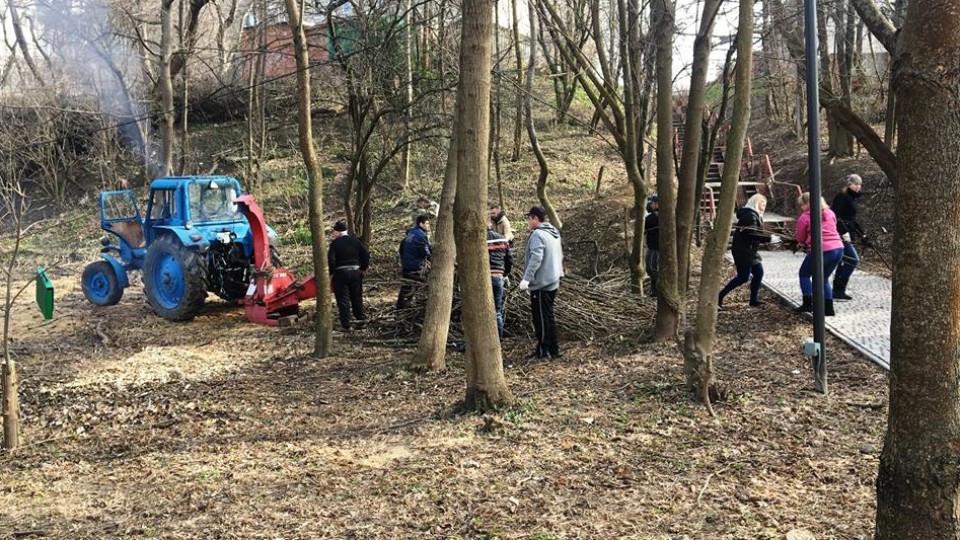 Як у Луцьку комунальники і молодь наводили порядок у центрі міста. ФОТО