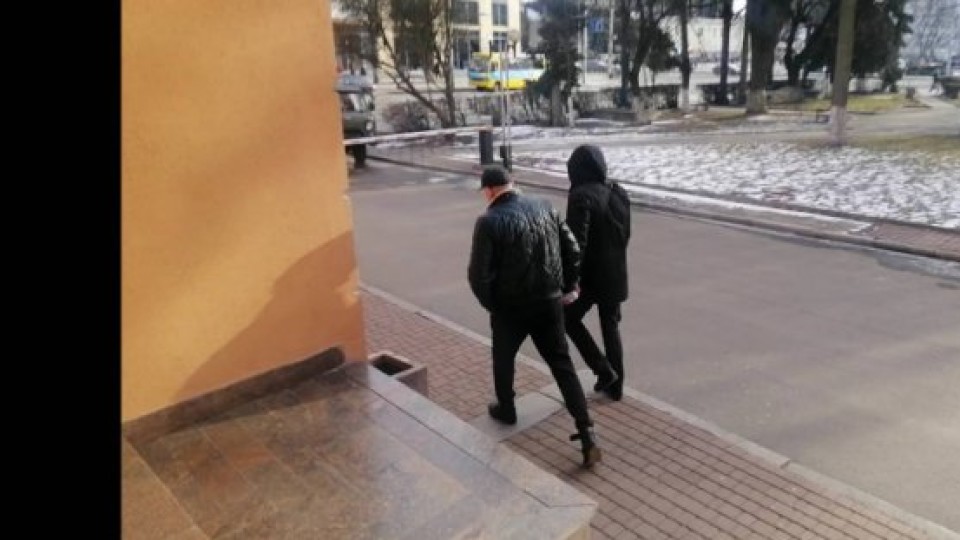 У Луцьку з управління поліції Ткачука вивели в кайданках. Повезли знову в ізолятор. ФОТО. ВІДЕО