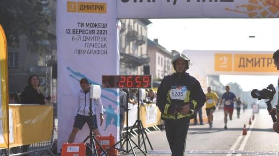 «Дмитрук Лучеськ Півмарафон»: рятувальник пробіг 5 кілометрів у обладунках, які важать 15 кілограмів