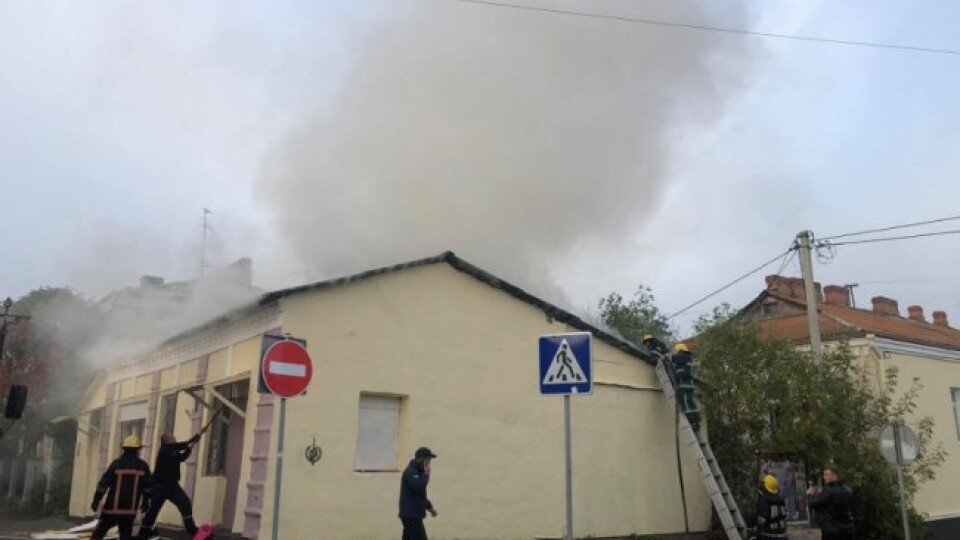 У Луцьку в Старому місті горить будівля. Фото