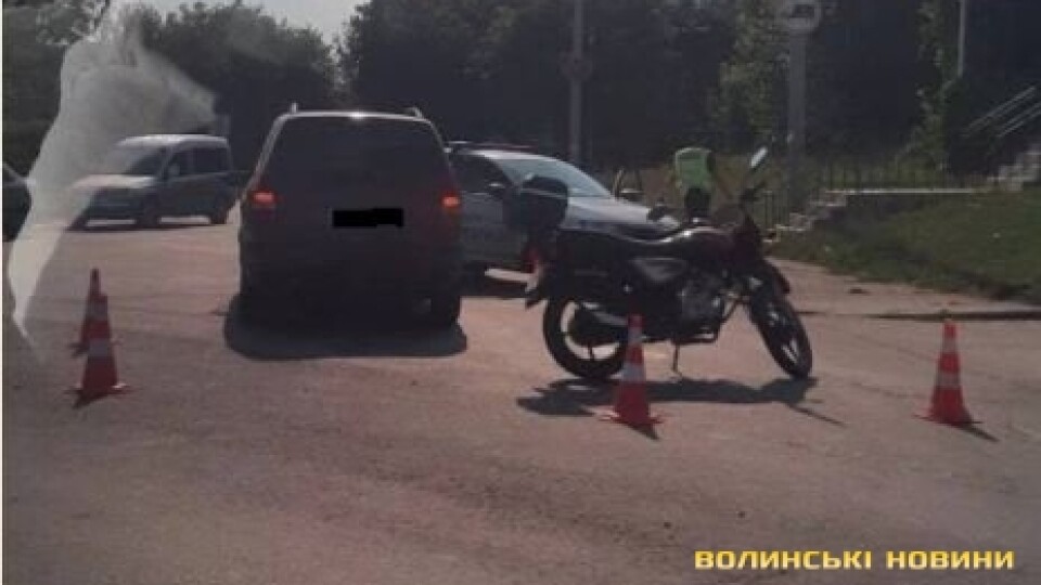 На Дубнівській у Луцьку зіткнутися мотоцикліст та автівка. Є постраждалі