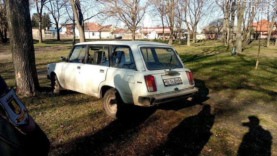 У Луцьку влаштували «полювання» на водіїв, які паркуються серед газону і на тротуарах. ФОТО