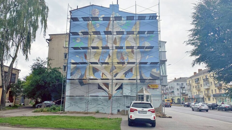 У центрі Луцька оновлюють мурал із тризубом