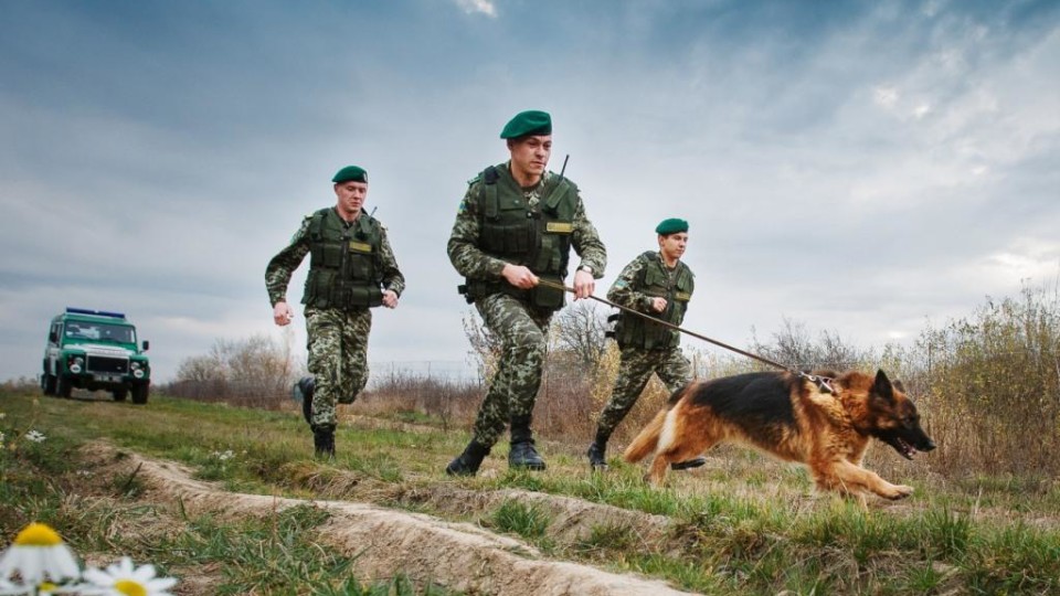 На волинському кордоні зупинили крадену автівку