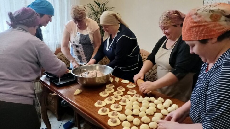 Волинські господині випікають для військових близько тисячі пирогів щодня