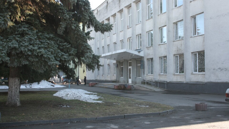 Територію навколо Луцької районної ради облагородять та розширять парковку