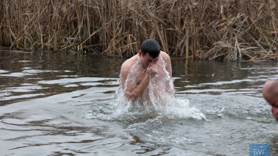 Володимир-Волинський святкує Водохреще. Як купаються у річці Луга