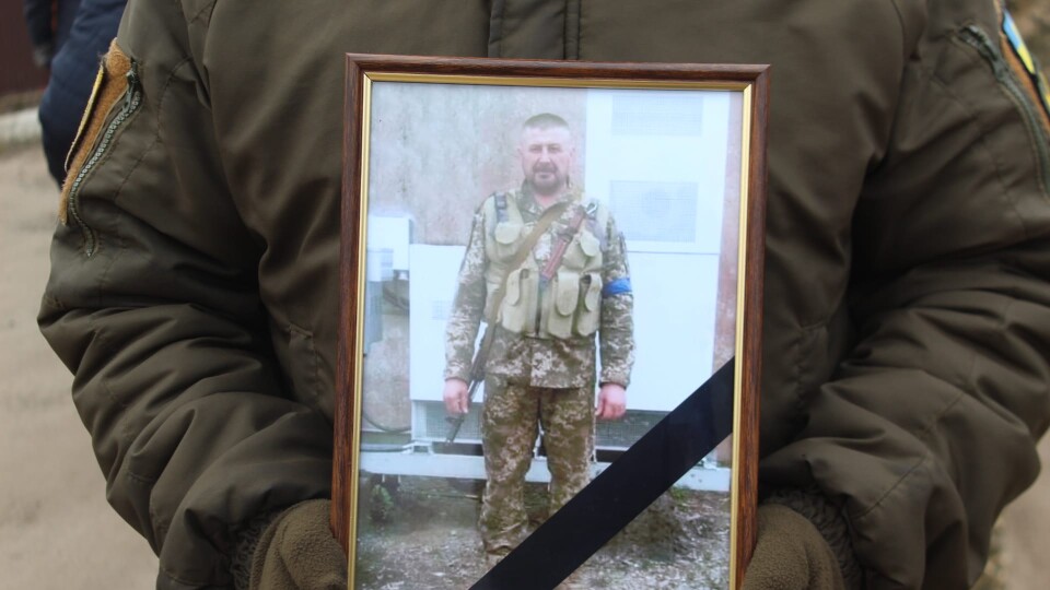 На Волині попрощалися із загиблим на війні батьком трьох дітей. ФОТО